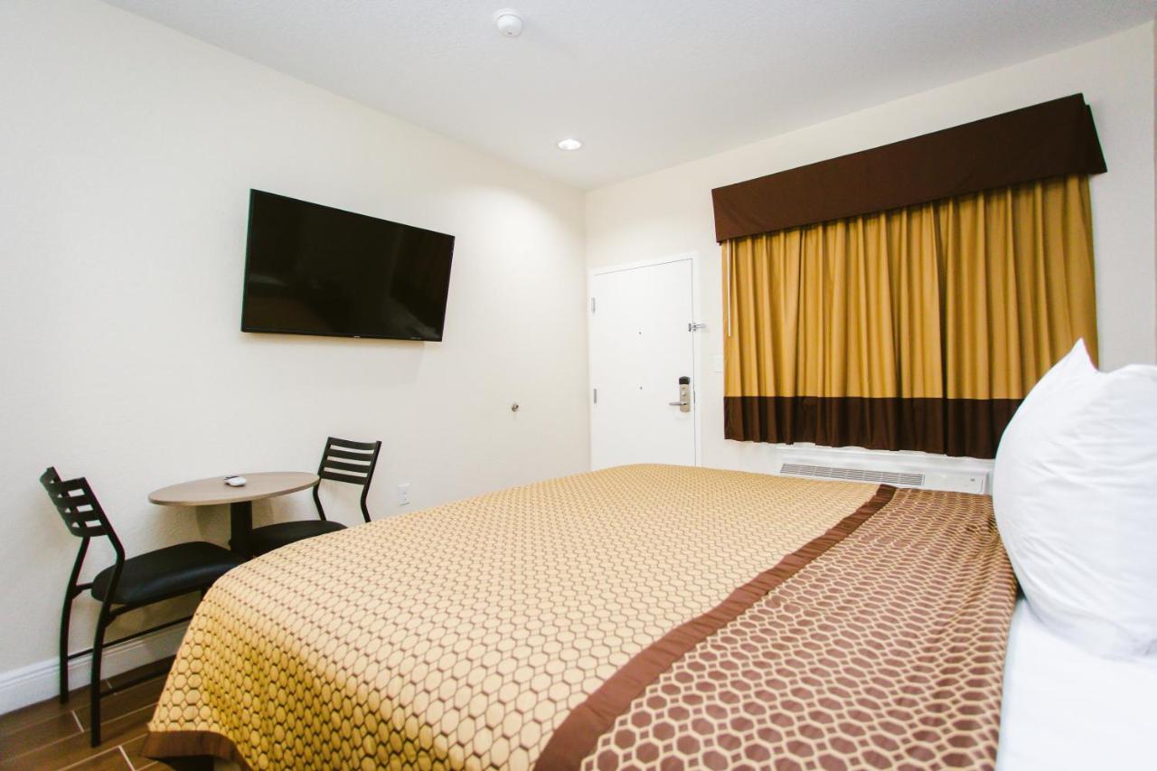 Standard King Room at Scottish Inn & Suites