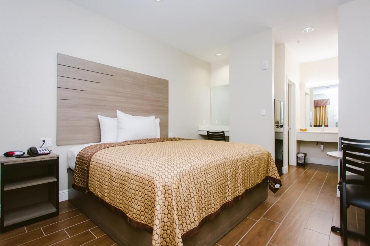 Standard King Room at Scottish Inn & Suites