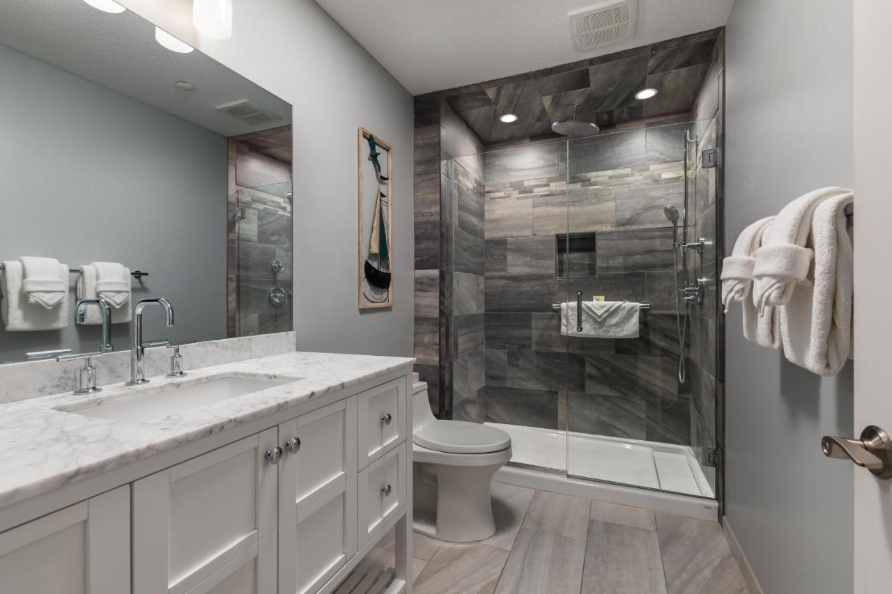 Deluxe Suite with Spa Bath at Old Harbor Inn