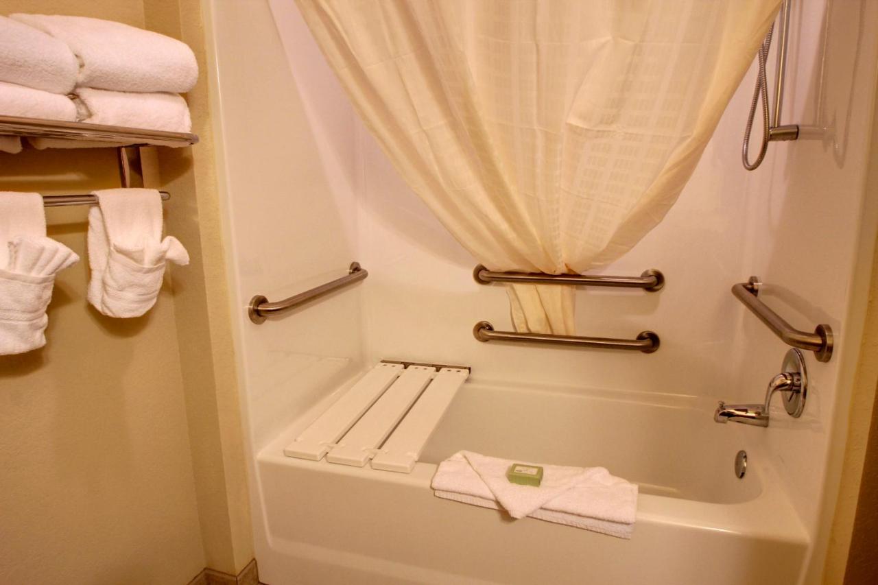 Single Room - Disability Access at Cobblestone Hotel & Suites – Broken Bow