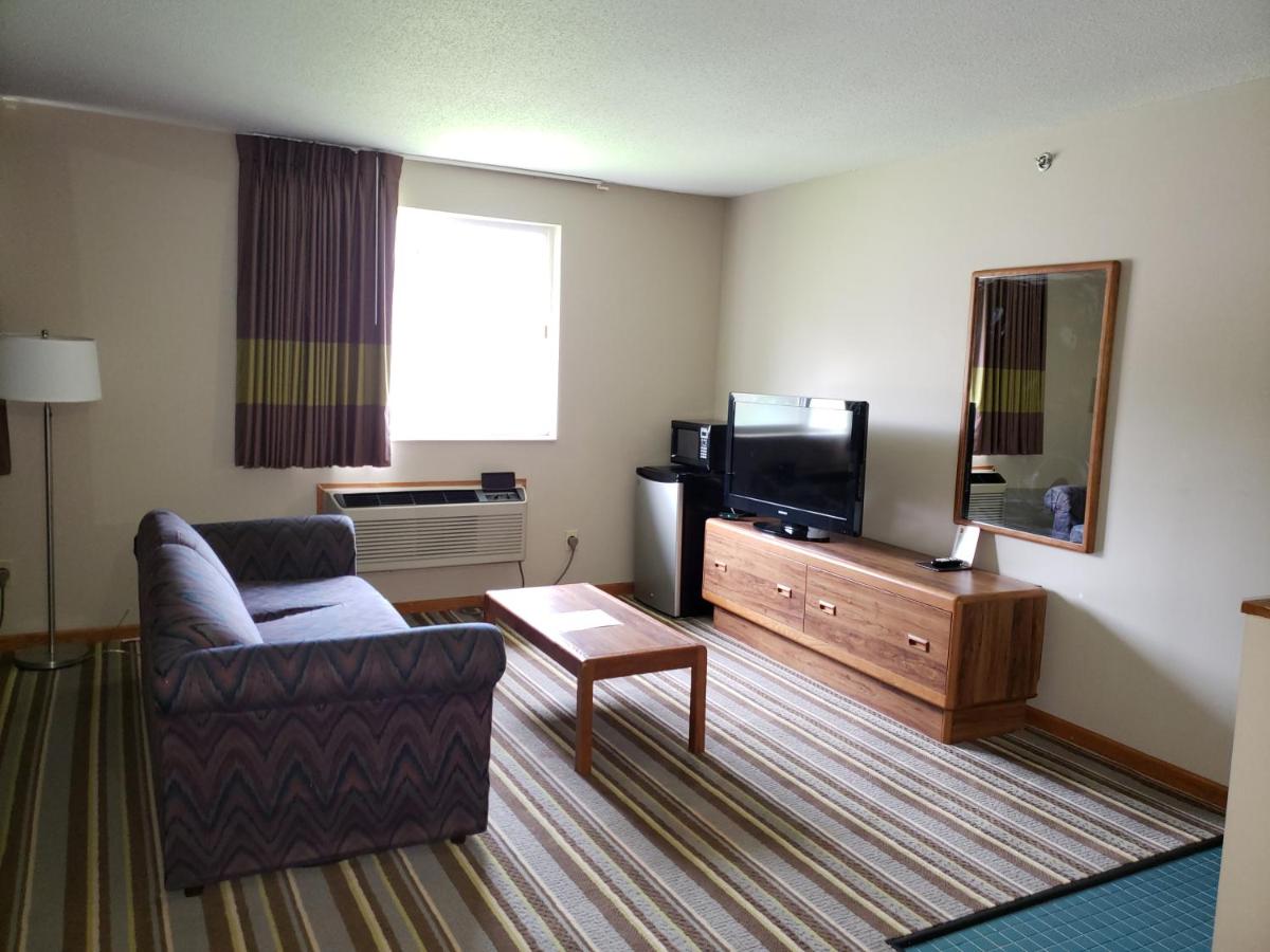 Business King Room - Non-Smoking at Super 8 by Wyndham Watseka