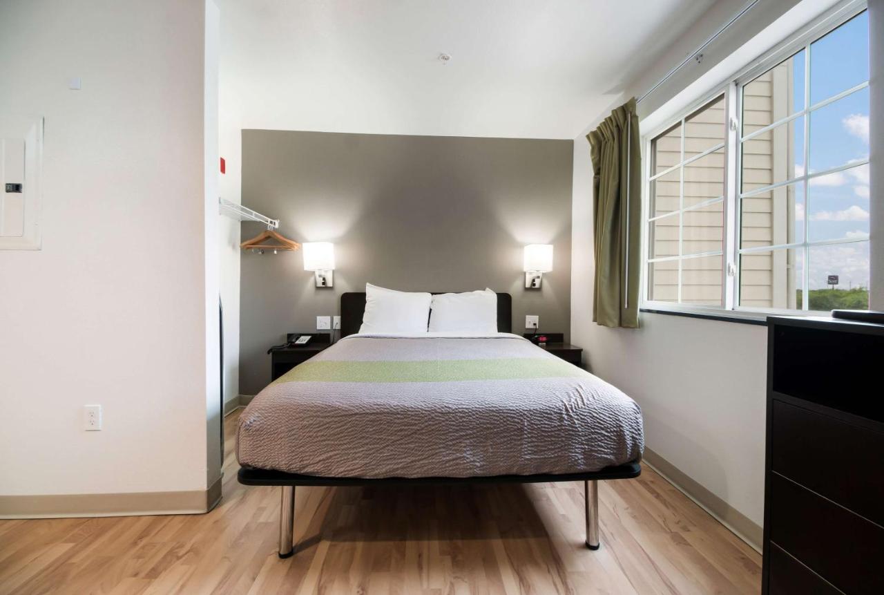 Queen Room - Disability Access - Non-Smoking at Studio 6 Ingleside, TX