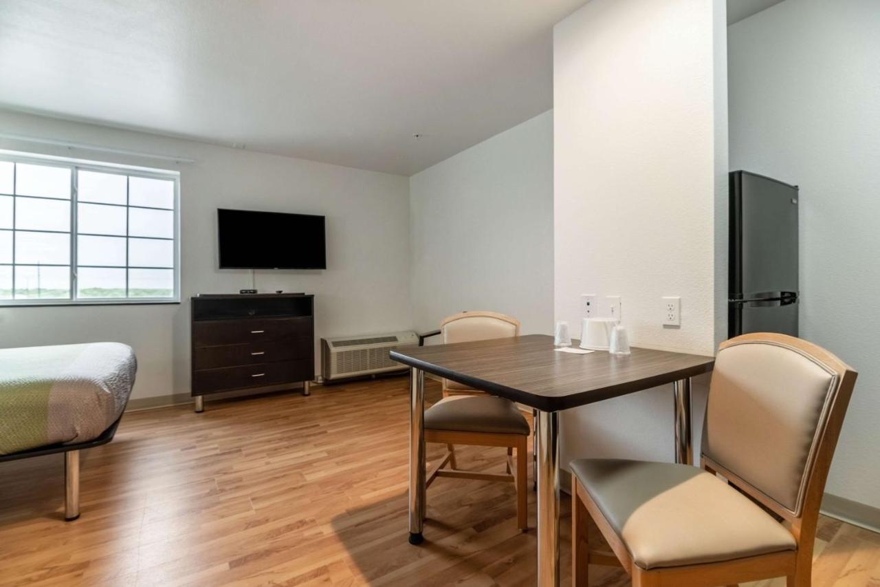 Queen Room - Disability Access - Non-Smoking at Studio 6 Ingleside, TX