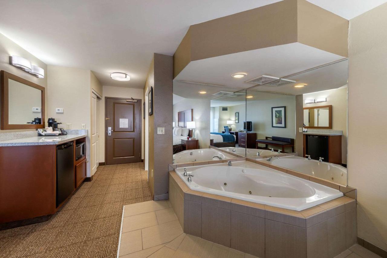 King Suite with Whirlpool - Non-Smoking at Comfort Inn & Suites Northern Kentucky