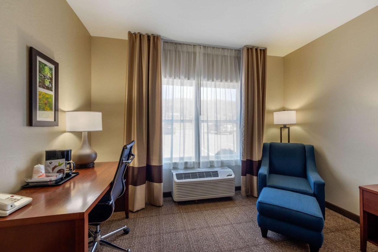 King Room at Comfort Inn & Suites Northern Kentucky