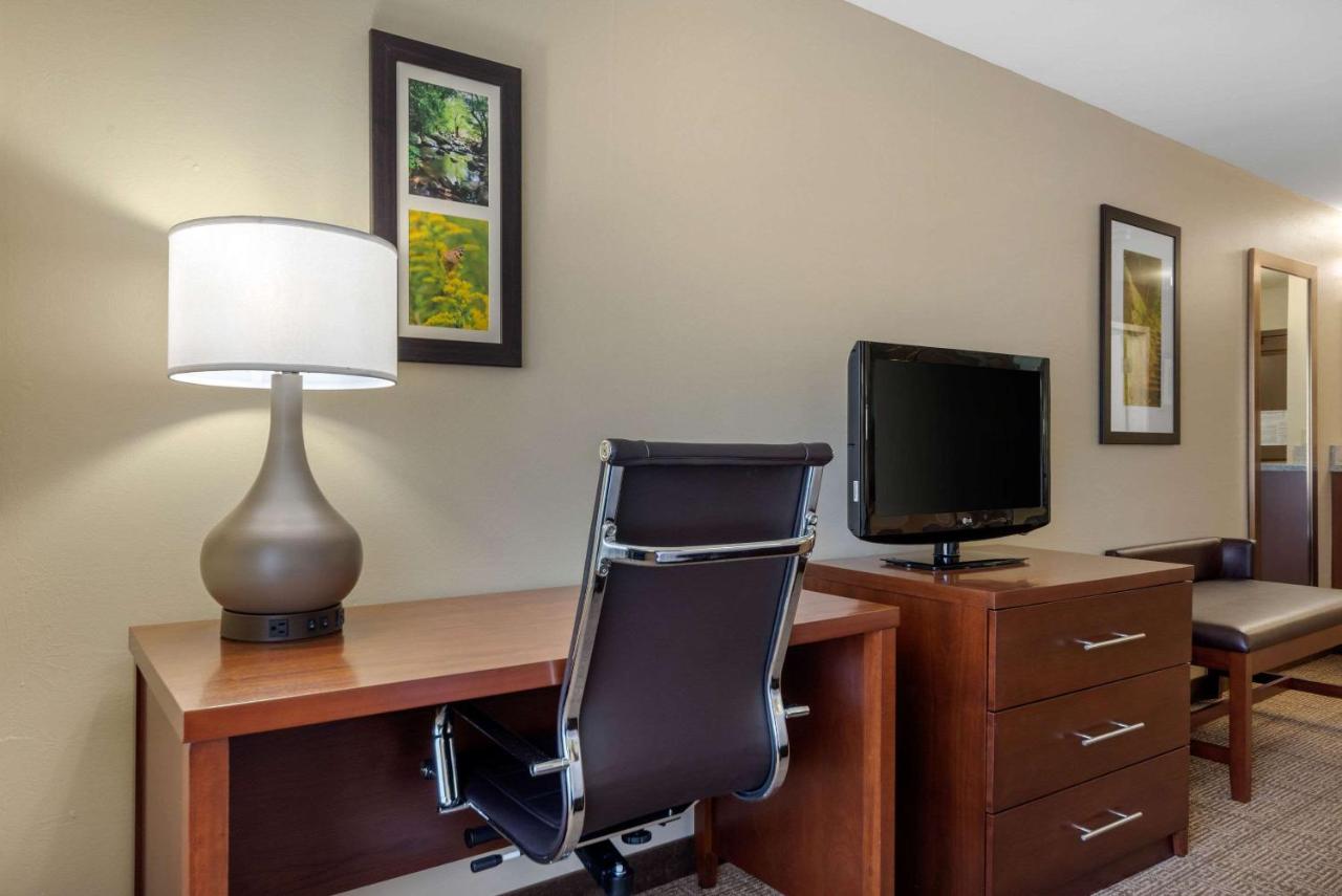 King Suite with Whirlpool - Non-Smoking at Comfort Inn & Suites Northern Kentucky