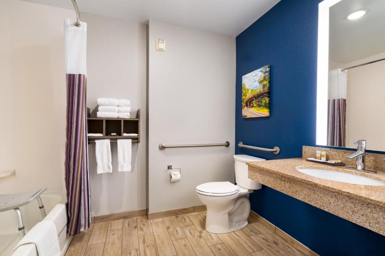 King Room - Mobility Access/Non-Smoking at La Quinta Inn and Suites by Wyndham at WaTiki Waterpark