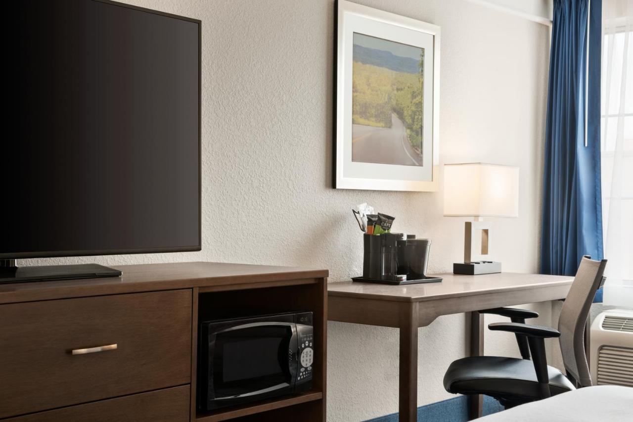 King Room - Mobility Access/Non-Smoking at La Quinta Inn and Suites by Wyndham at WaTiki Waterpark