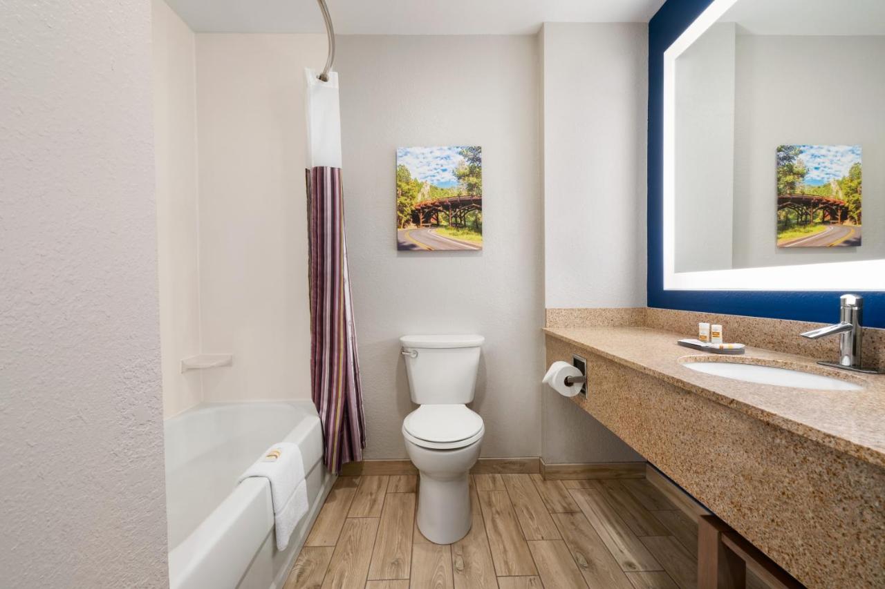 Deluxe Queen Room with Two Queen Beds at La Quinta Inn and Suites by Wyndham at WaTiki Waterpark