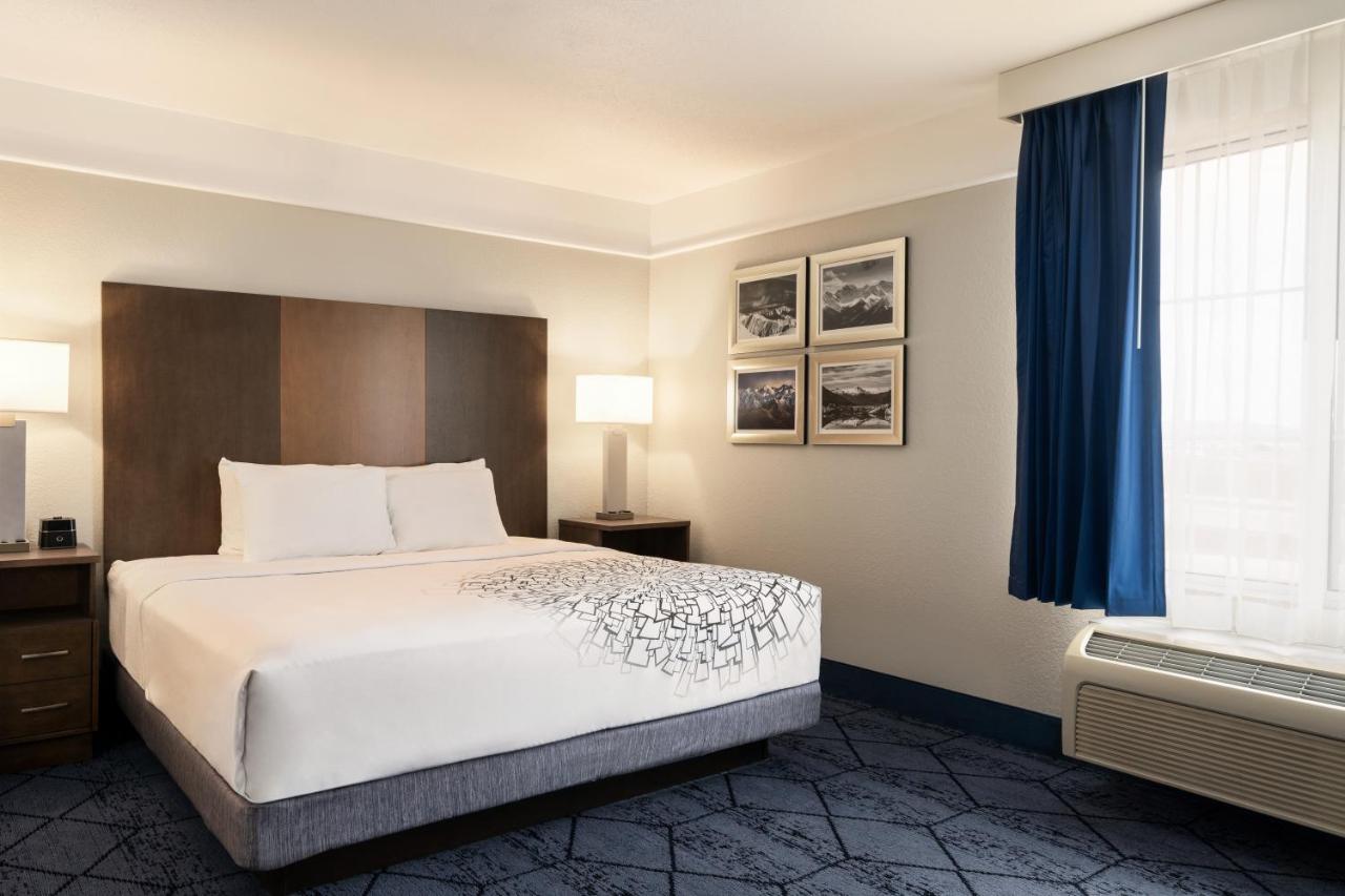 King Suite at La Quinta Inn and Suites by Wyndham at WaTiki Waterpark