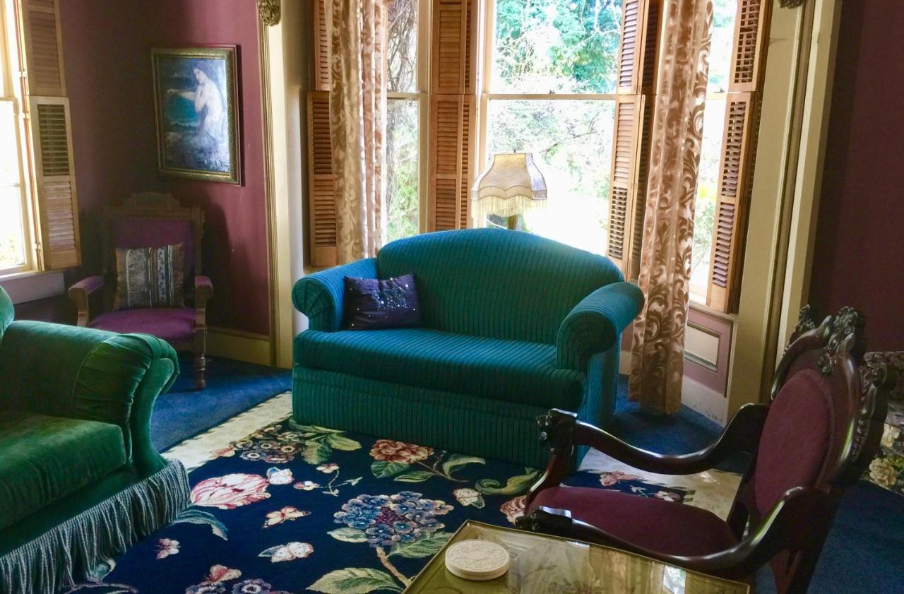 | Shaw House Inn