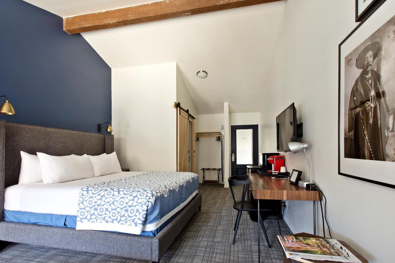 King Room with Garden View at Sideways Inn