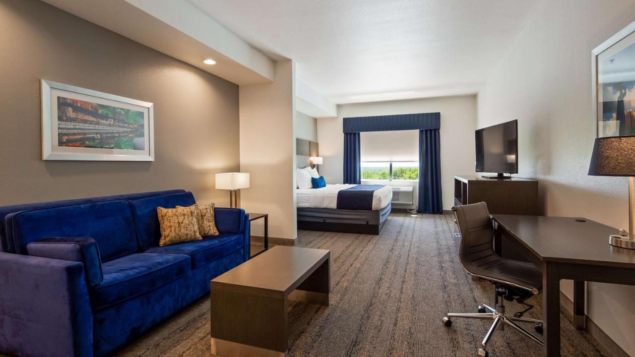 | Best Western Plus Roland Inn & Suites