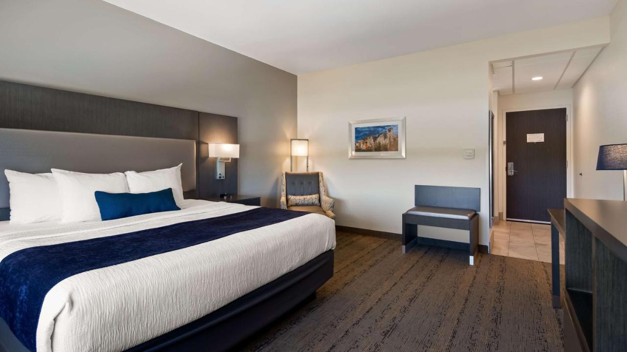 | Best Western Plus Roland Inn & Suites