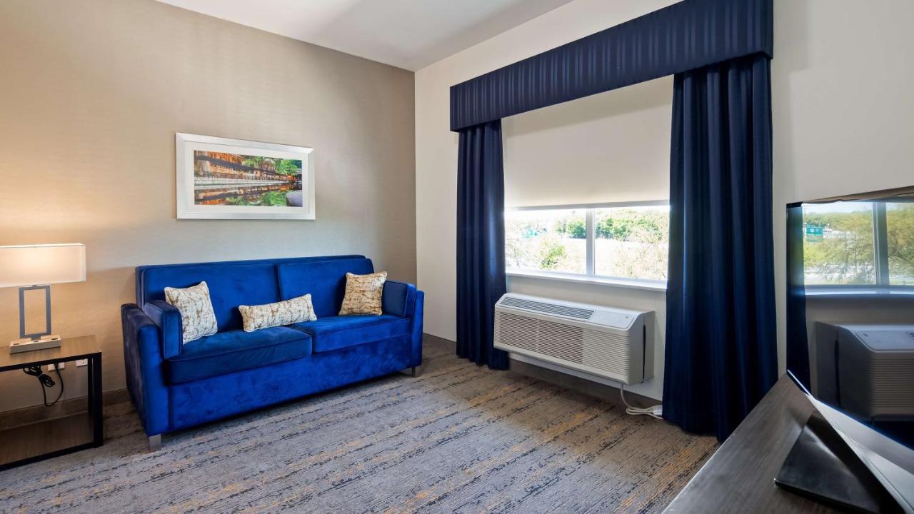 | Best Western Plus Roland Inn & Suites
