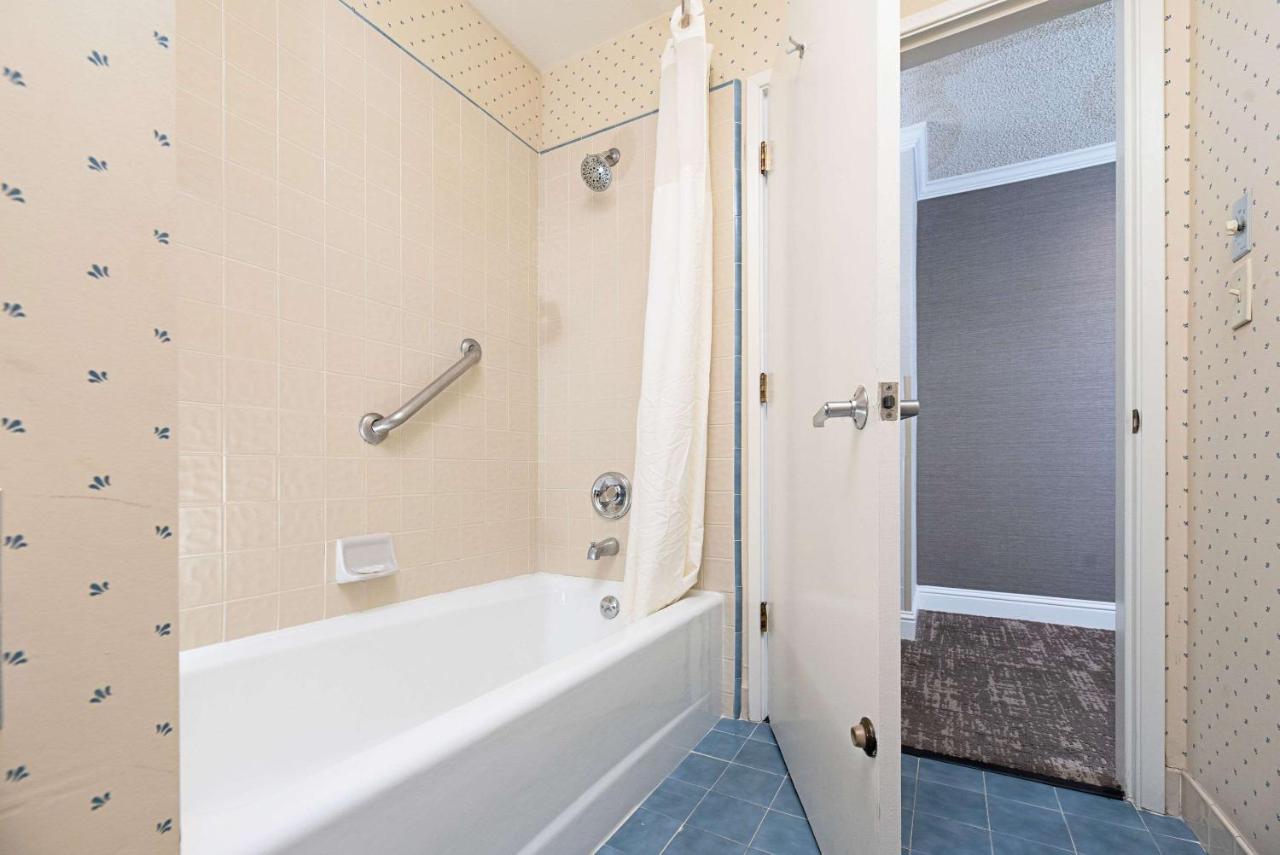 King Room - Non-Smoking at Clarion Inn Silicon Valley