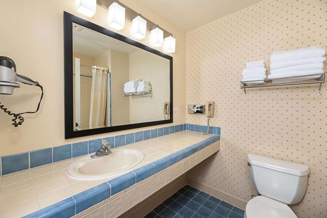 Queen Room with Two Queen Beds and Tub - Accessible/Non-Smoking at Clarion Inn Silicon Valley