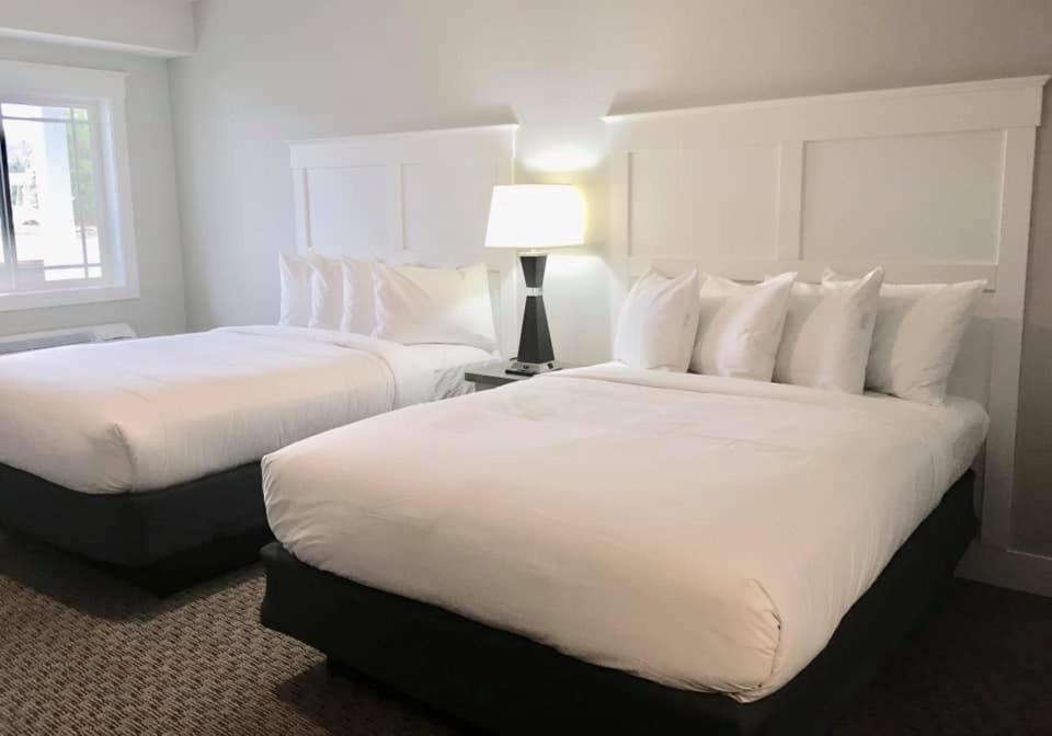 | Empire Lakeshore Inn