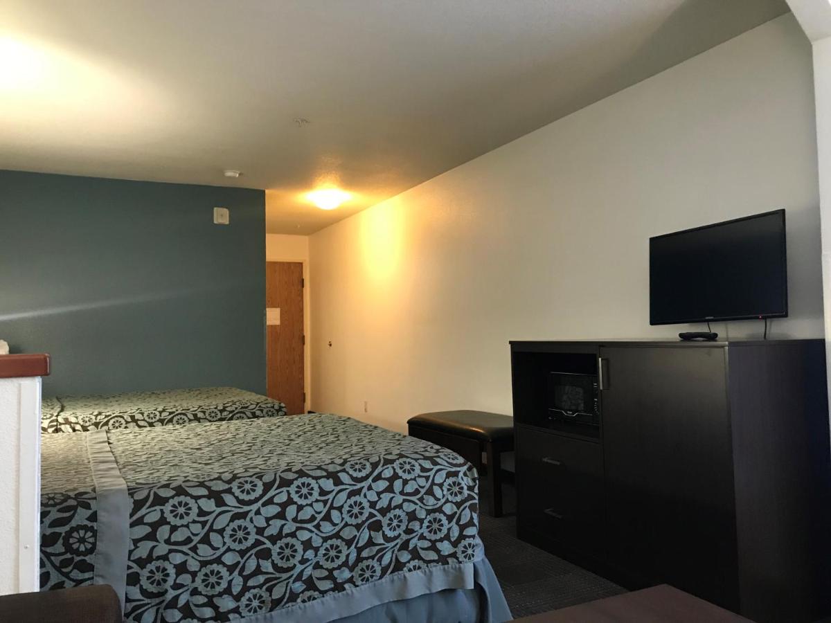 Queen Room with Two Queen Beds - Non-Smoking at Days Inn & Suites by Wyndham Gresham