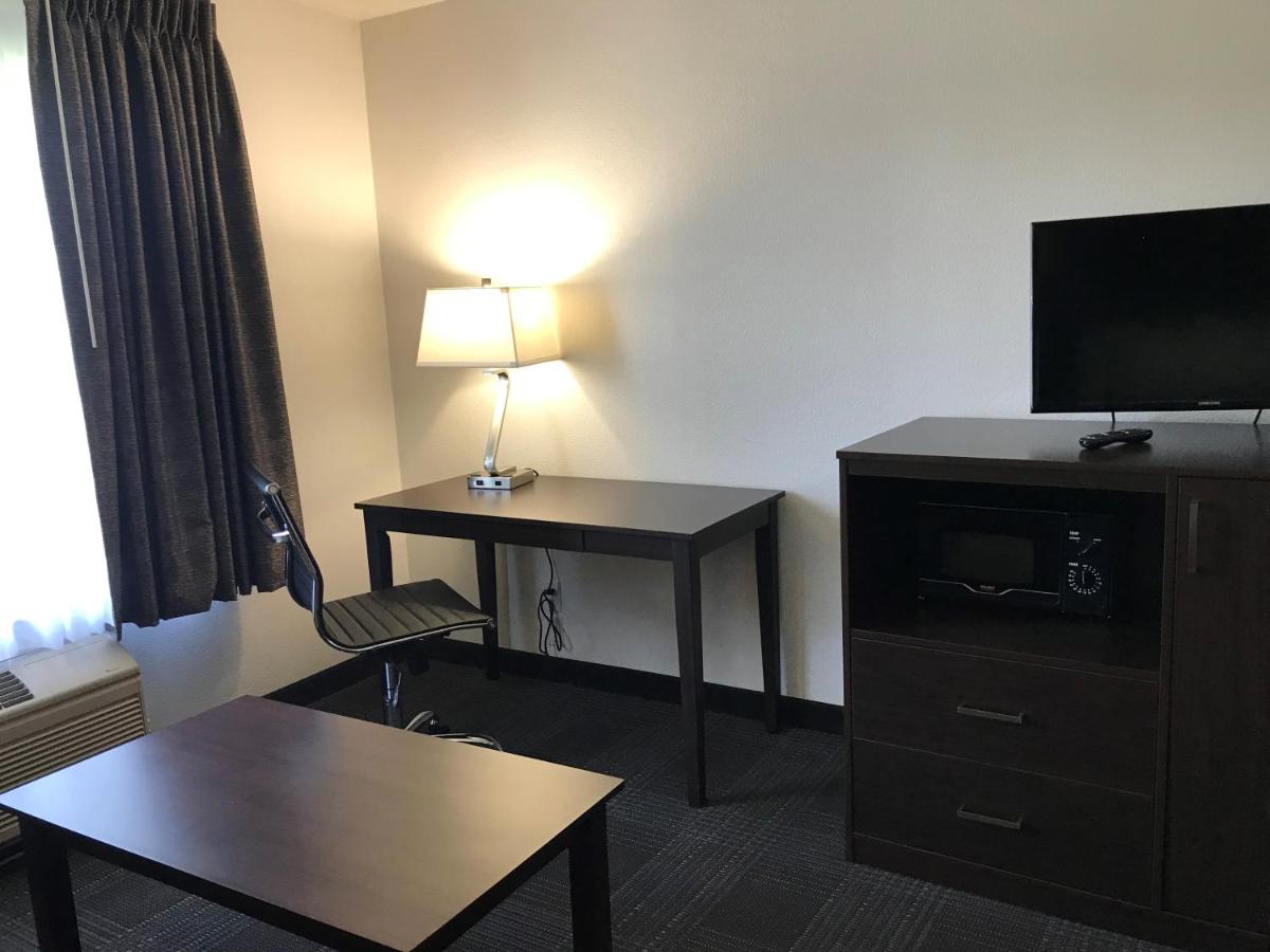 Queen Room with Two Queen Beds - Non-Smoking at Days Inn & Suites by Wyndham Gresham