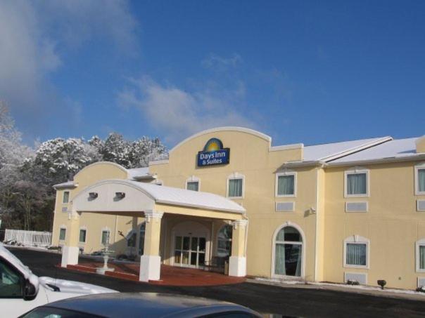 King Room - Non-Smoking at Days Inn & Suites by Wyndham Swainsboro