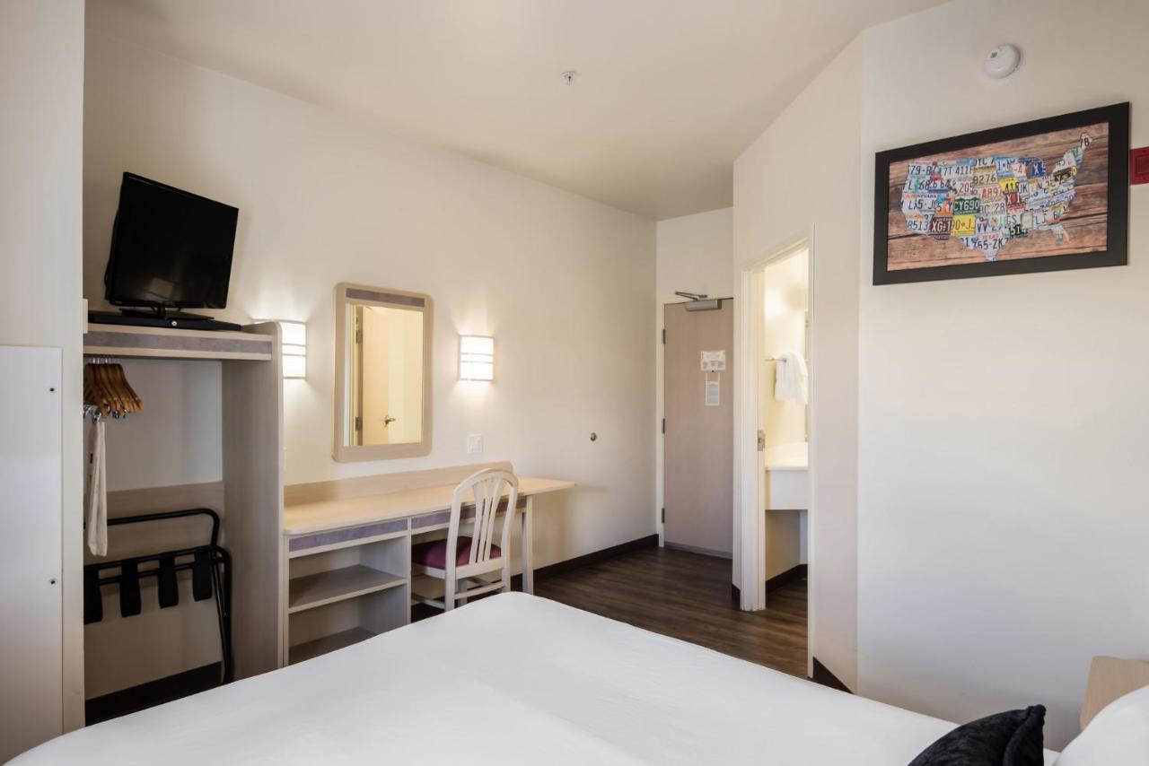 Pet Friendly Queen Room at Red Lion Inn & Suites Butte