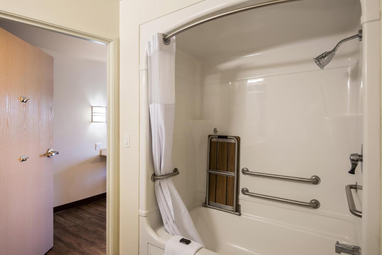 Accessible Queen Room at Red Lion Inn & Suites Butte
