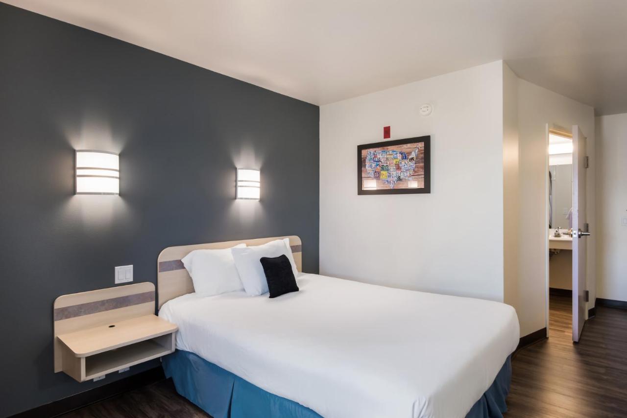 Accessible Queen Room at Red Lion Inn & Suites Butte