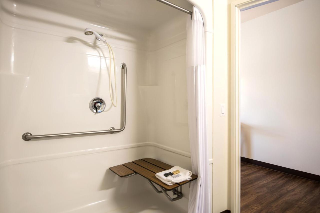 Roll In Accessible Queen Room at Red Lion Inn & Suites Butte