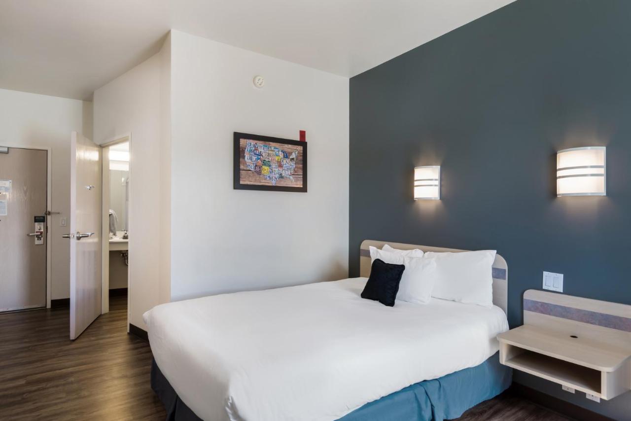 Roll In Accessible Queen Room at Red Lion Inn & Suites Butte