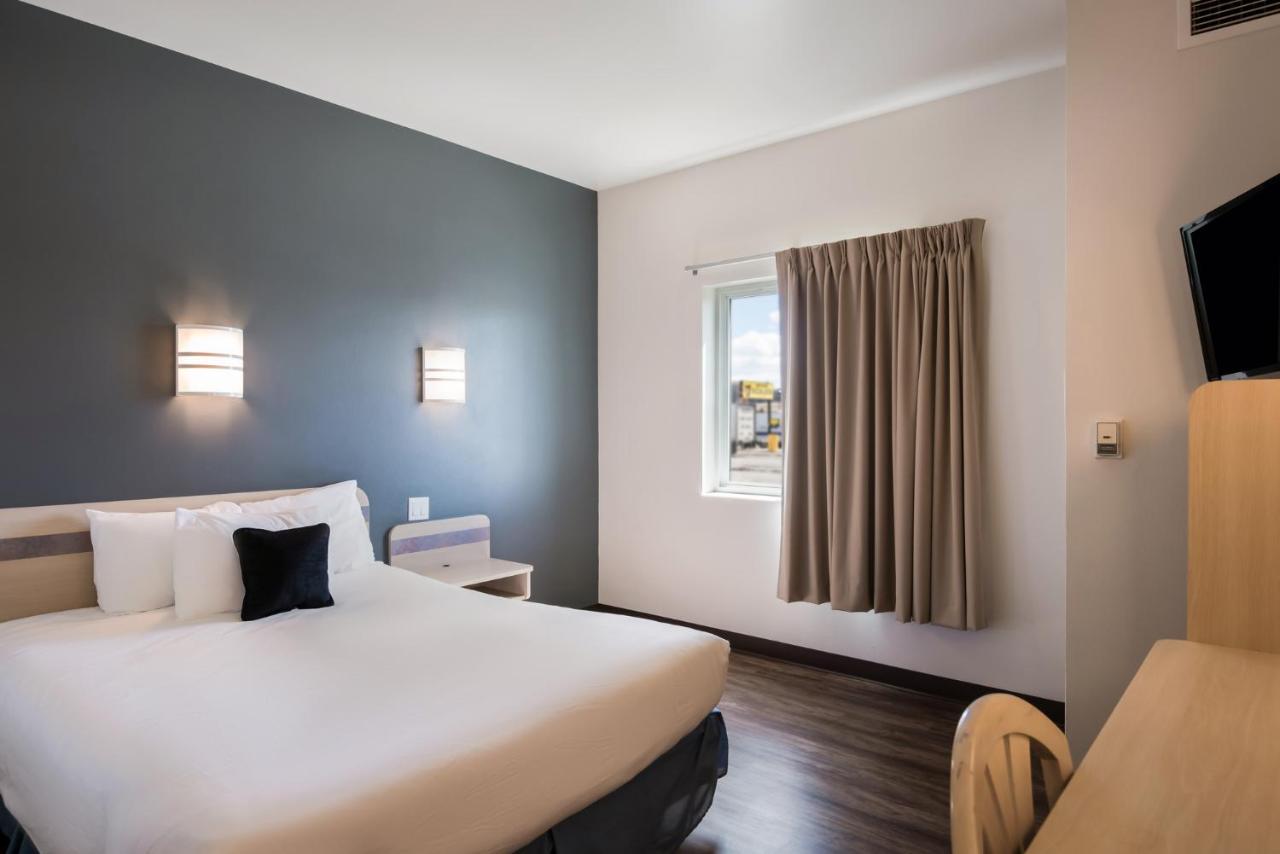 Roll In Accessible Queen Room at Red Lion Inn & Suites Butte