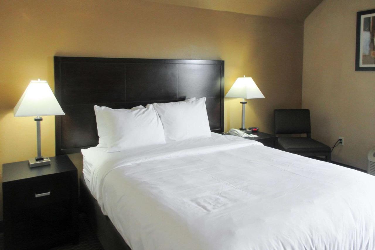 Queen Room - Non-Smoking at Quality Inn & Suites Cincinnati Uptown Norwood