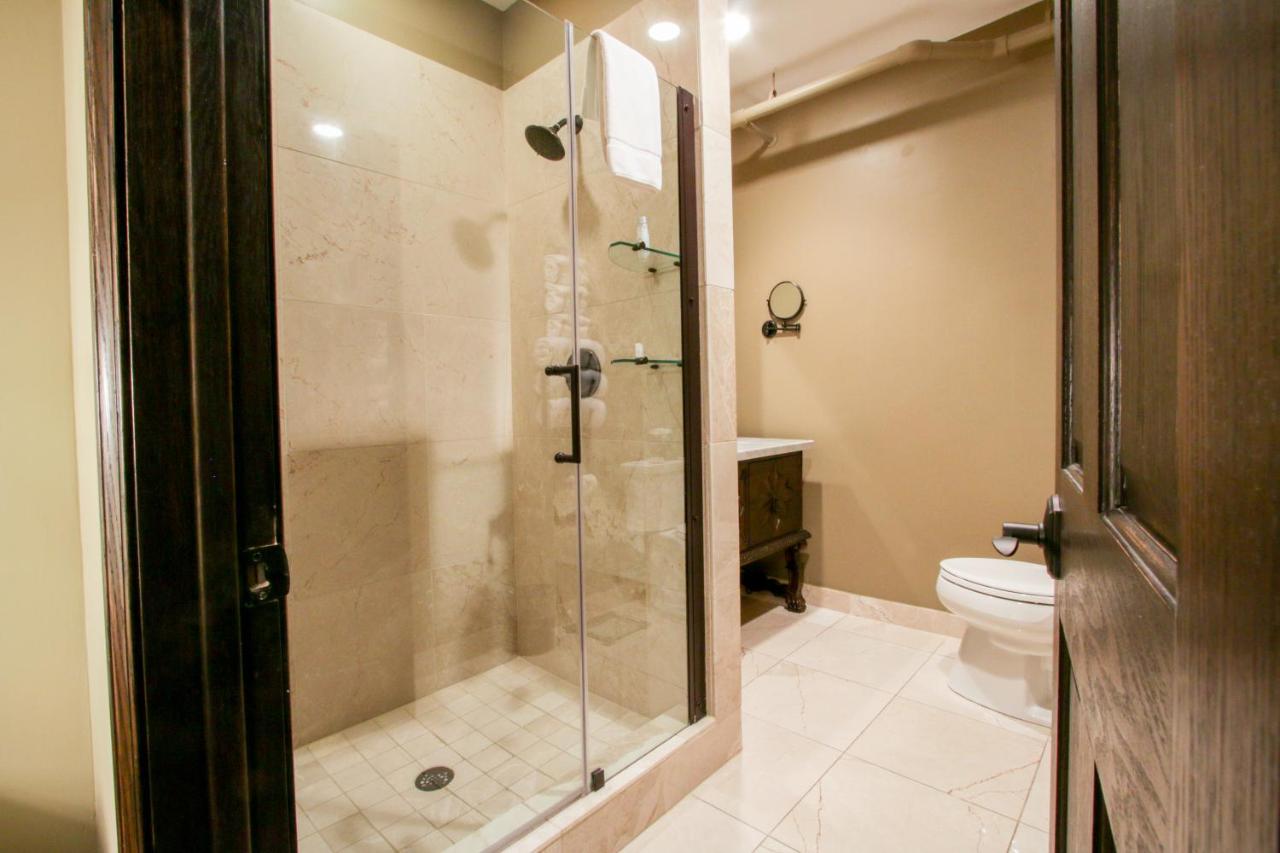 Luxury Queen Suite at The Detroit Club