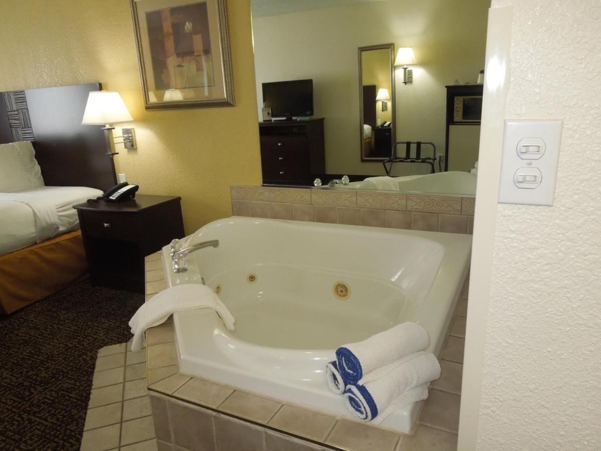 King Room with Hot Tub - Non-Smoking at Best Western Inn