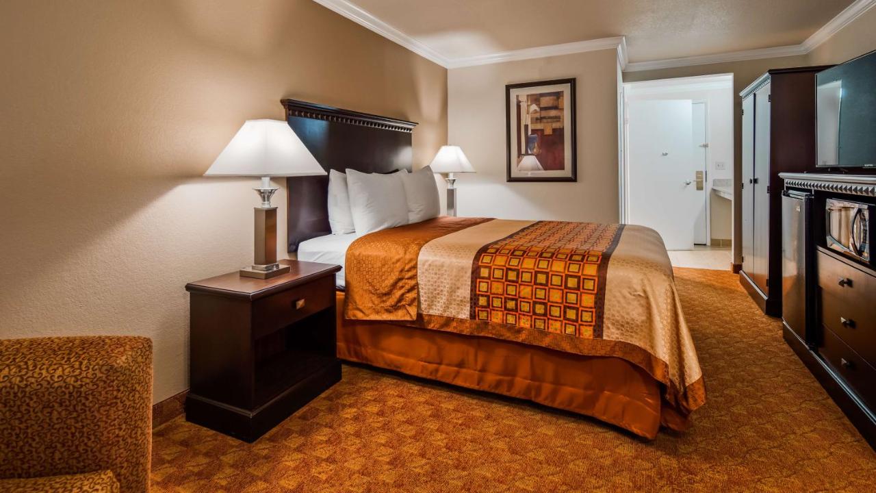 Queen Room with Roll-In Shower - Disability Access at Lompoc Valley Inn and Suites