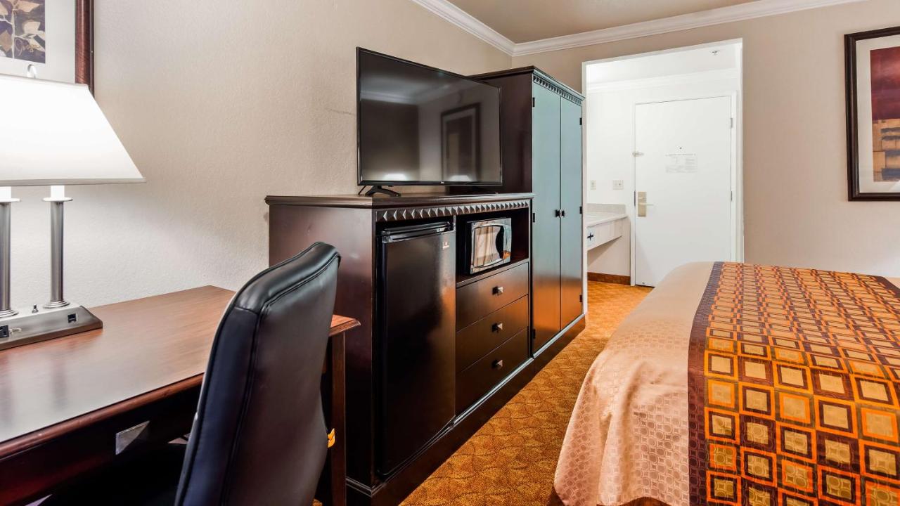 Queen Room - Non-Smoking at Lompoc Valley Inn and Suites