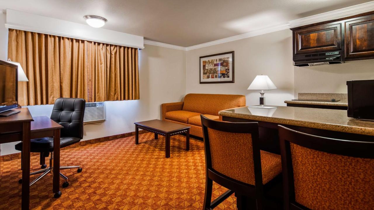 Queen Suite with Kitchenette at Lompoc Valley Inn and Suites