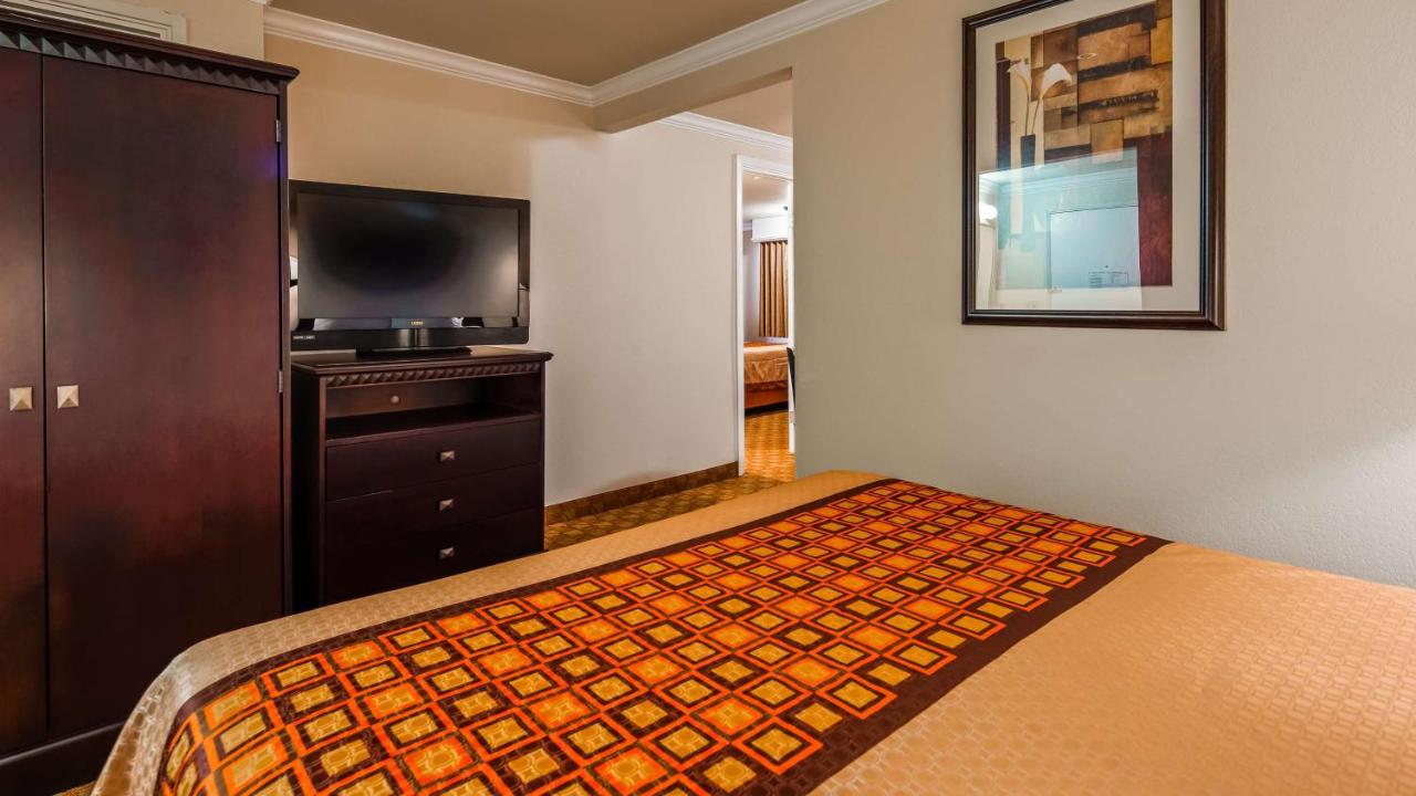 Queen Suite with Kitchenette at Lompoc Valley Inn and Suites