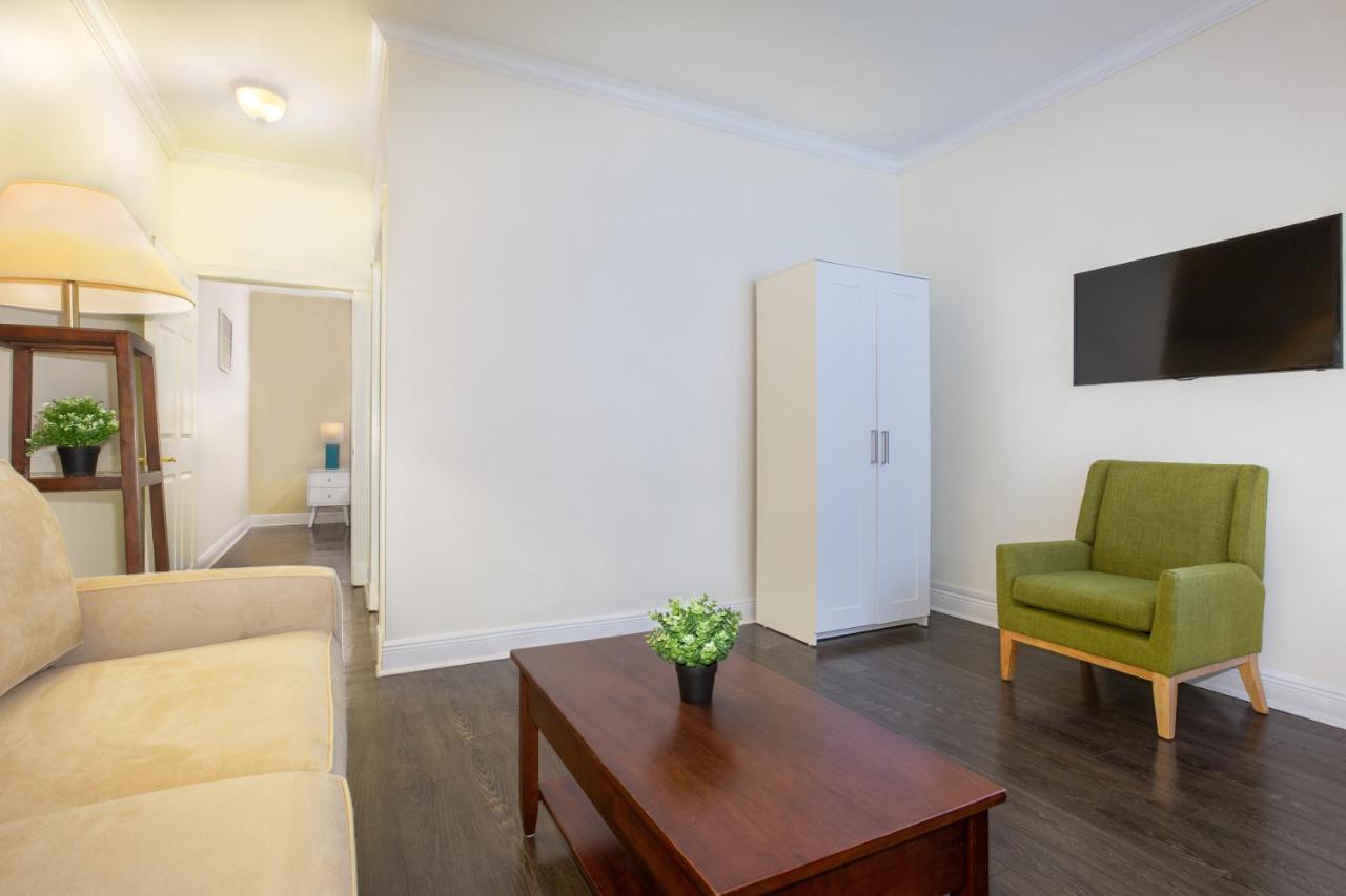 King Suite - Disability Access at The Southernmost Inn - Adults Only