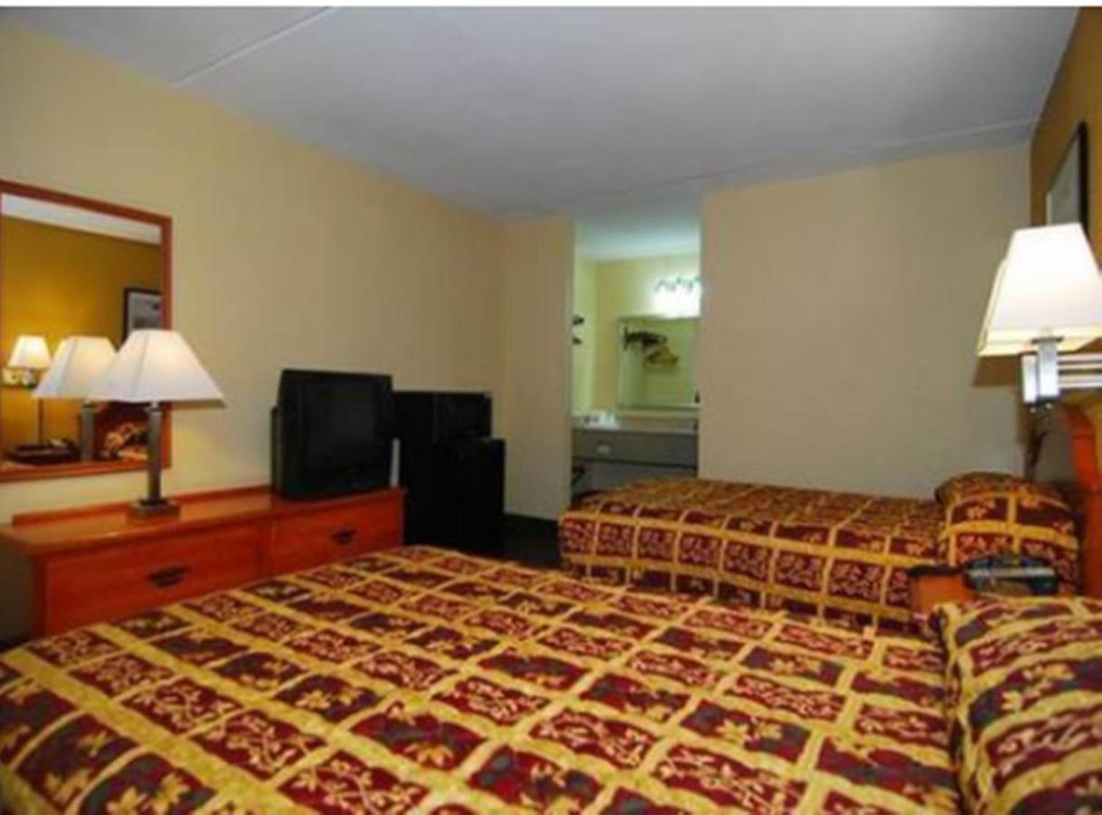 Double Room with Two Double Beds - Smoking at Econo Lodge Cullman South
