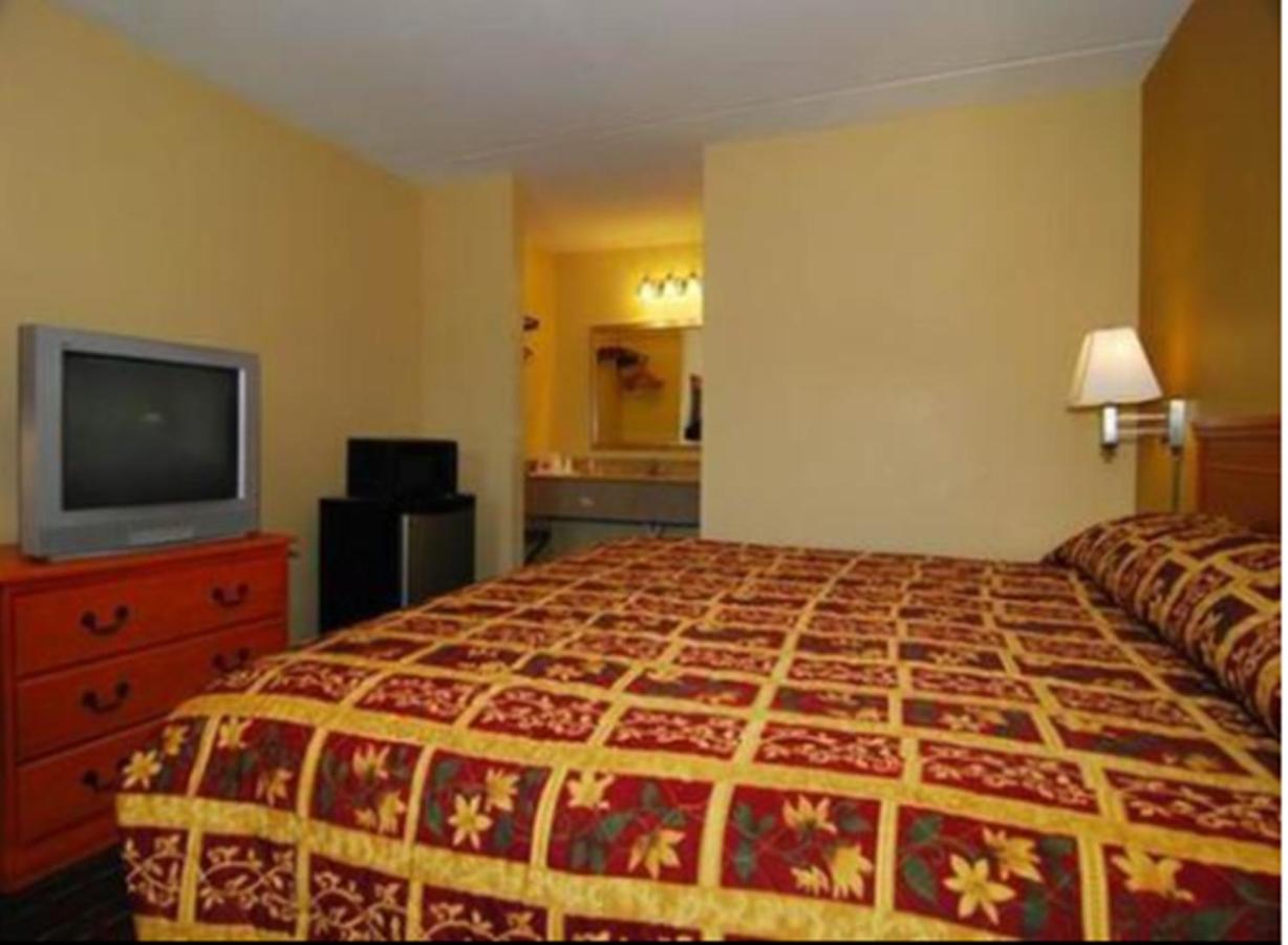King Room - Non-Smoking at Econo Lodge Cullman South