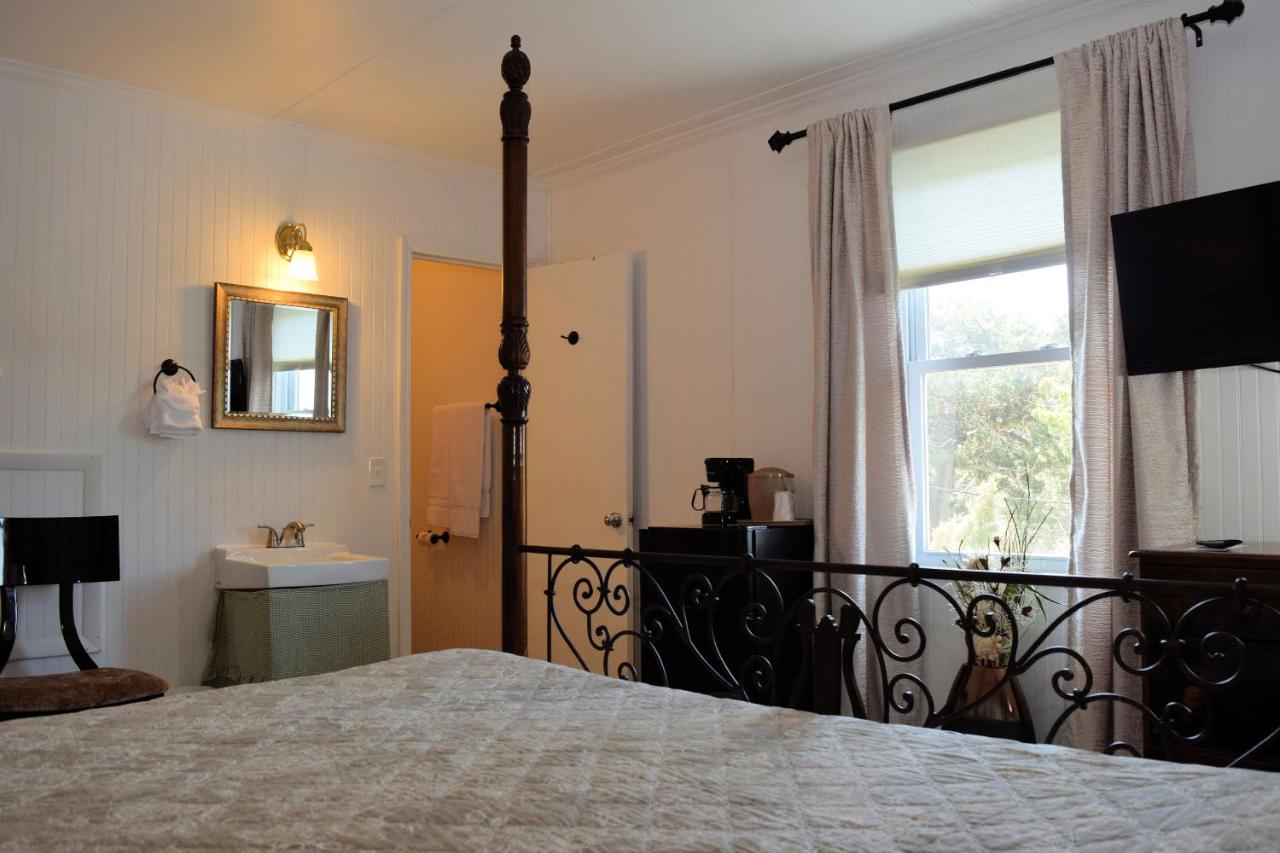 Standard King Room at Blackbeard's Lodge