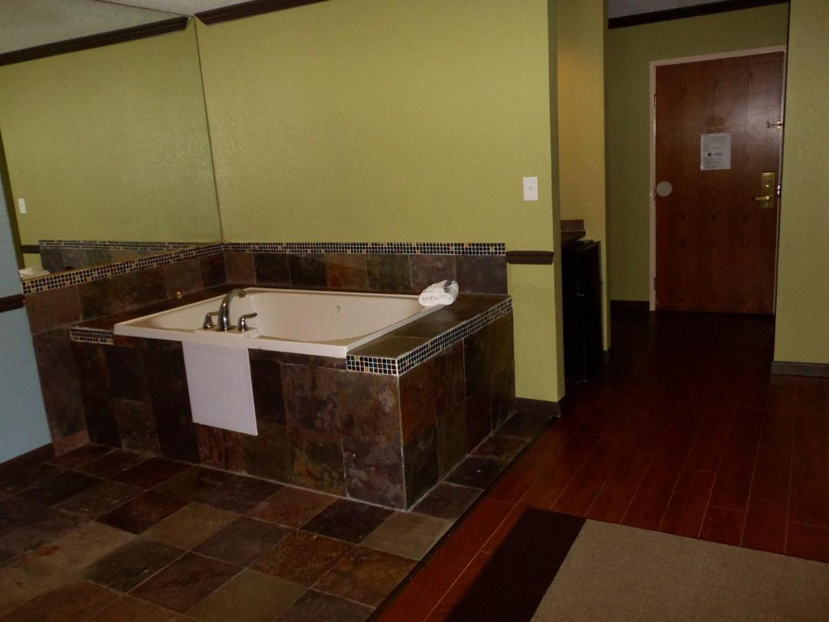 King Room with Spa Bath at Noble Suites