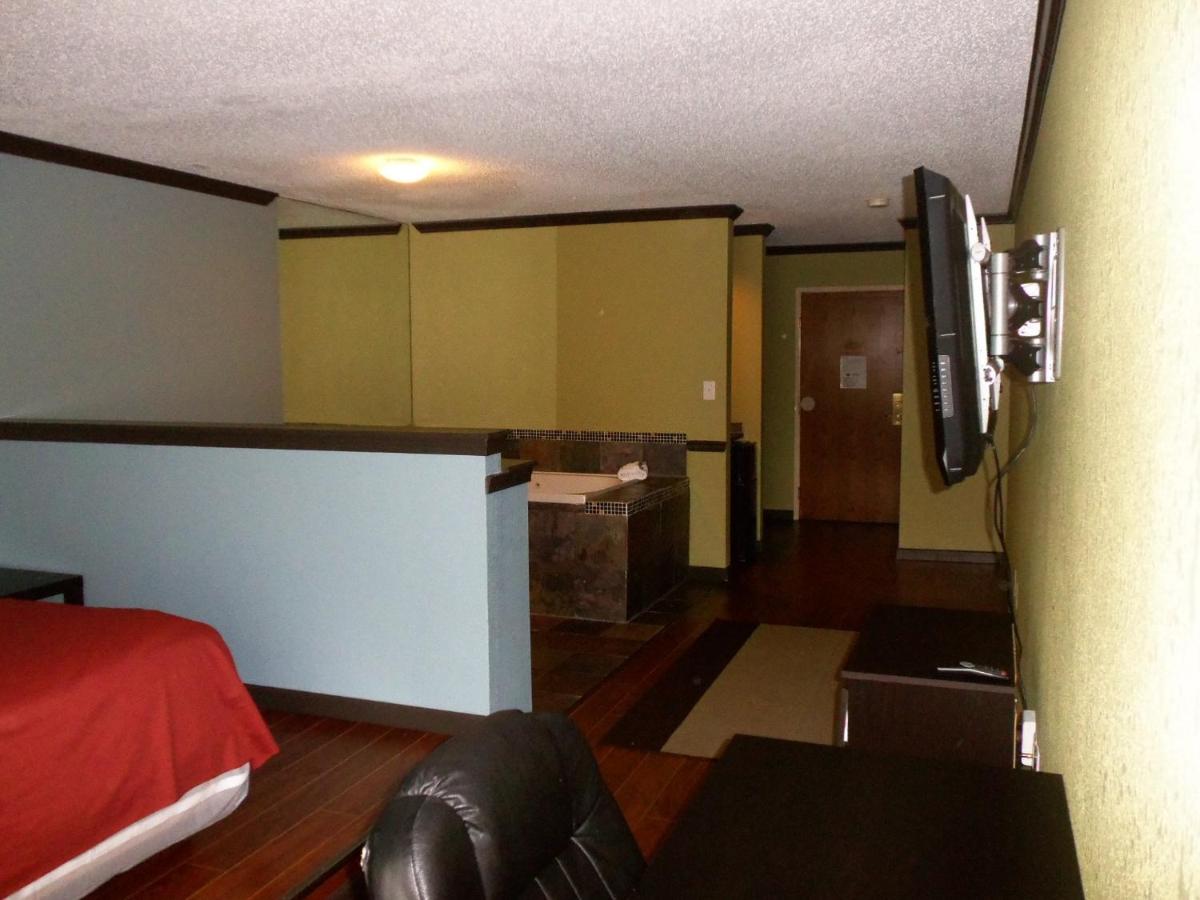 King Room with Spa Bath at Noble Suites