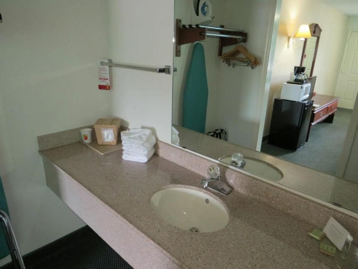 Double Room with Two Double Beds - Non-Smoking at Super 8 by Wyndham Kingston