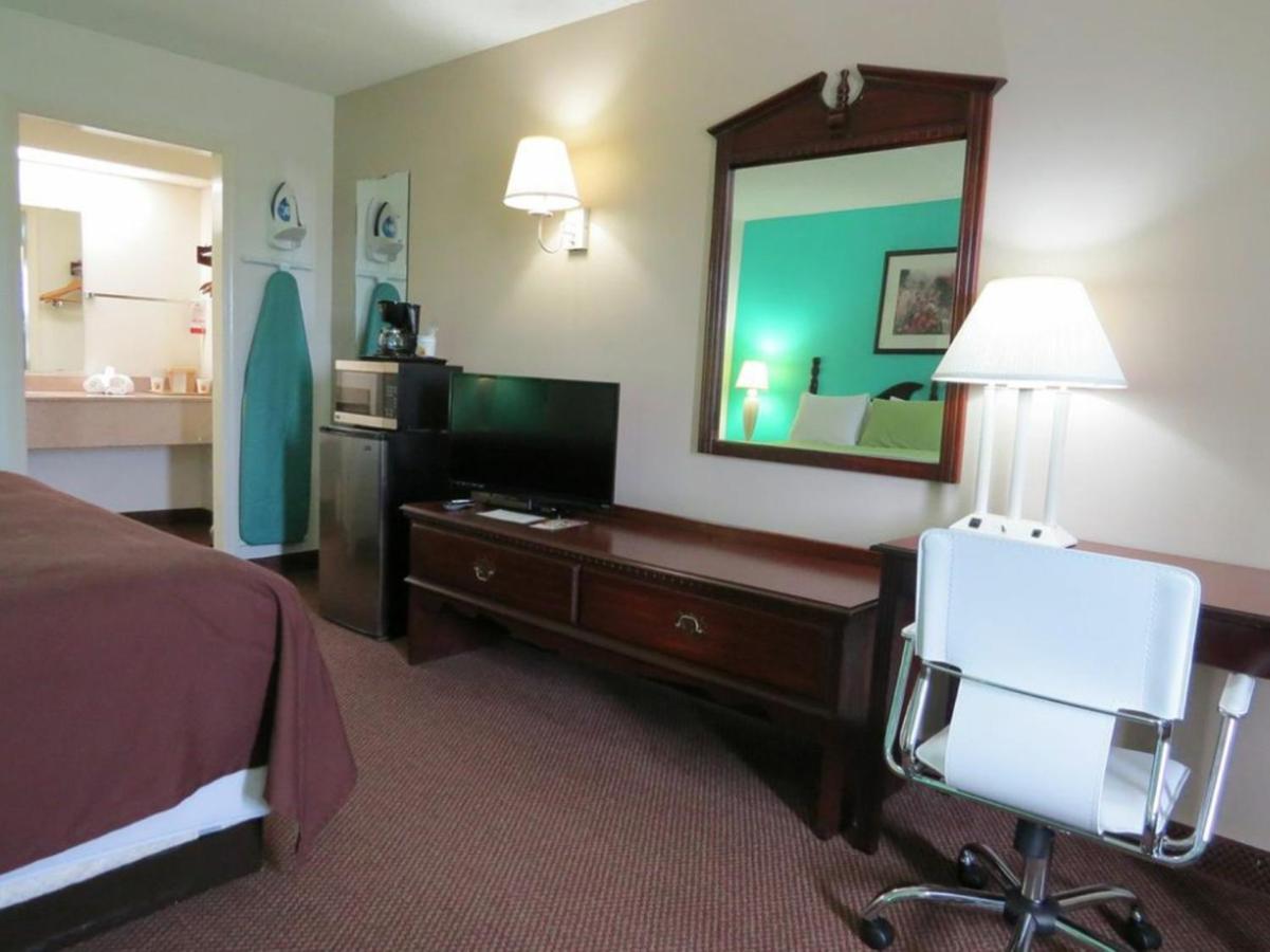 King Room - Disability Access - Non-Smoking at Super 8 by Wyndham Kingston
