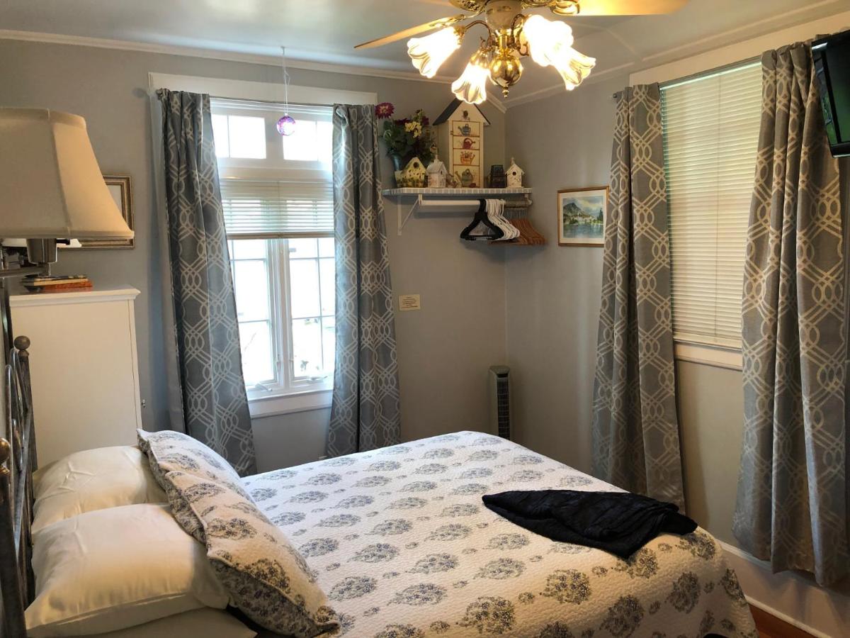 | Lake George Boathouse Waterfront Lodging