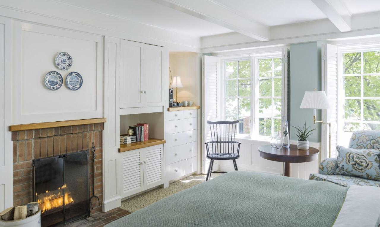 King Room with Fireplace - Tavern at Woodstock Inn & Resort