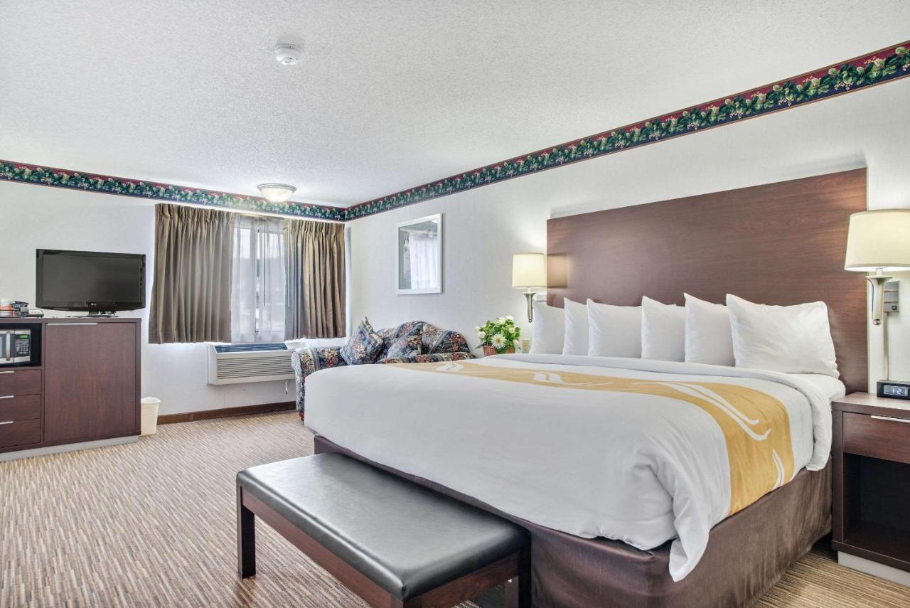 King Suite with Whirlpool - Non-Smoking at EverSpring Inn & Suites