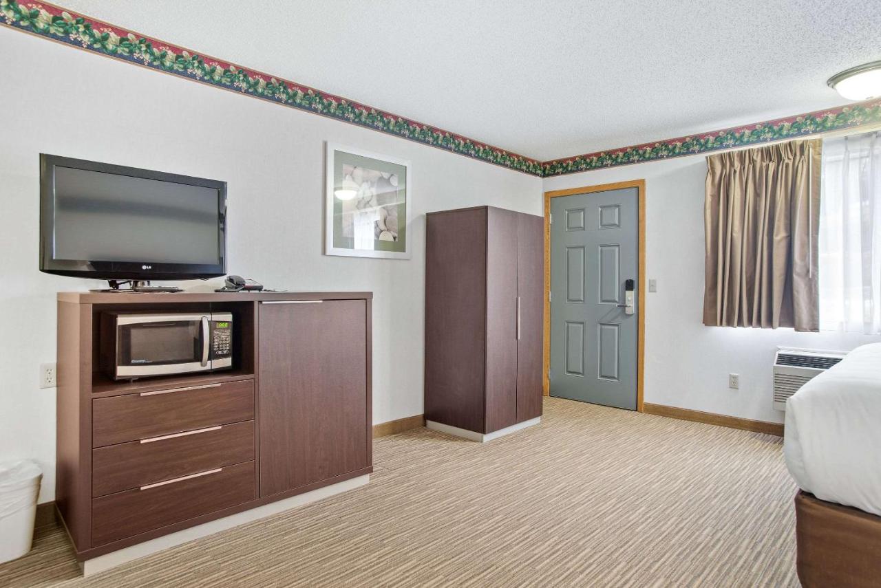 King Suite with Whirlpool - Non-Smoking at EverSpring Inn & Suites